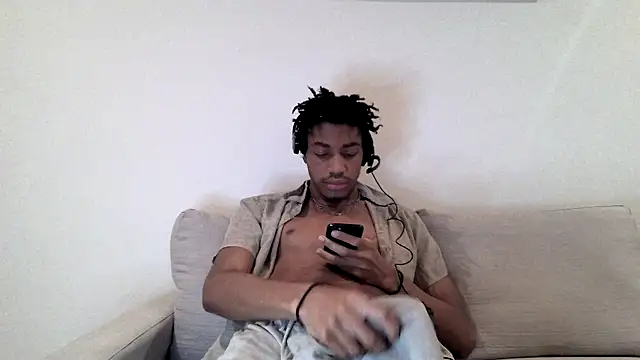 Snapshot of Skinnyblackman chatting on February 4, 4:18 am Skinnyblackman online show from February 4, 4:18 am