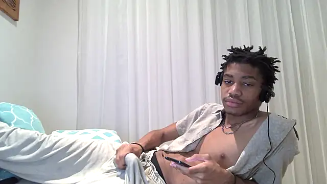 Snapshot of Skinnyblackman chatting on February 5, 3:22 am Skinnyblackman online show from February 5, 3:22 am