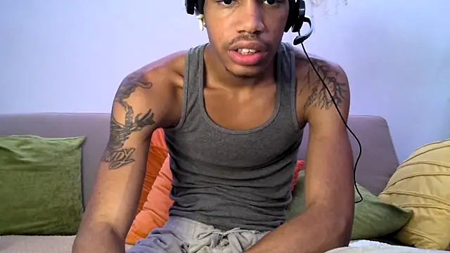Snapshot of Skinnyblackman chatting on February 20, 6:26 am Skinnyblackman online show from February 20, 6:26 am