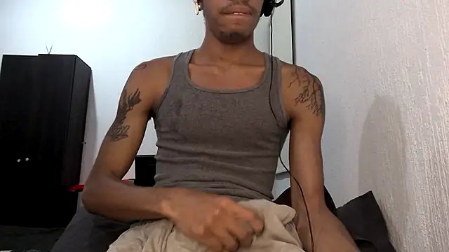 Snapshot of Skinnyblackman chatting on March 11, 4:40 am Skinnyblackman online show from March 11, 4:40 am