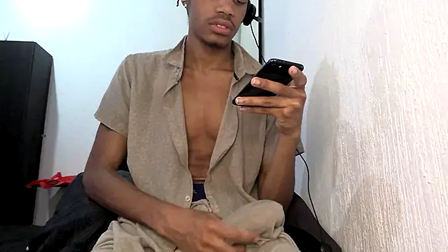 Snapshot of Skinnyblackman chatting on March 12, 4:40 am Skinnyblackman online show from March 12, 4:40 am