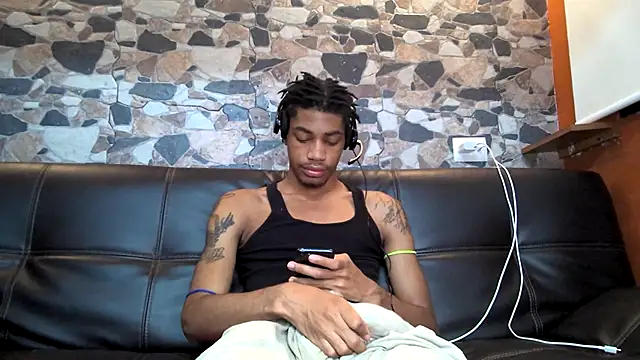 Snapshot of Skinnyblackman chatting on April 23, 4:35 am Skinnyblackman online show from April 23, 4:35 am