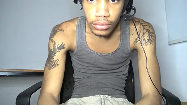 Snapshot of Skinnyblackman chatting on June 3, 5:43 am Skinnyblackman online show from June 3, 5:43 am