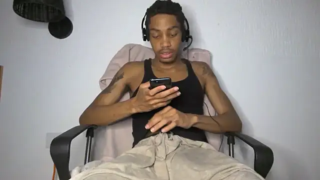 Snapshot of Skinnyblackman chatting on June 12, 2:32 am Skinnyblackman online show from June 12, 2:32 am