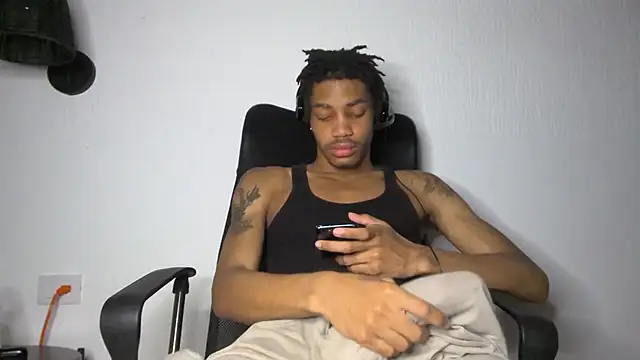Snapshot of Skinnyblackman chatting on June 29, 3:24 am Skinnyblackman online show from June 29, 3:24 am