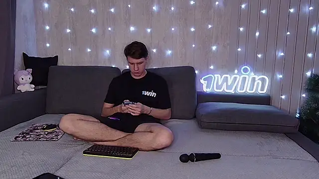 Snapshot of wineandboobss chatting on December 17, 4:21 pm wineandboobss online show from December 17, 4:21 pm