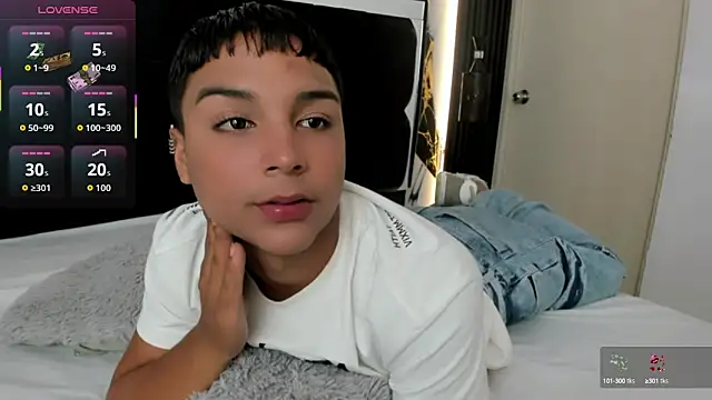 Snapshot of Seductivo_jr chatting on October 6, 3:48 am Seductivo jr online show from October 6, 3:48 am