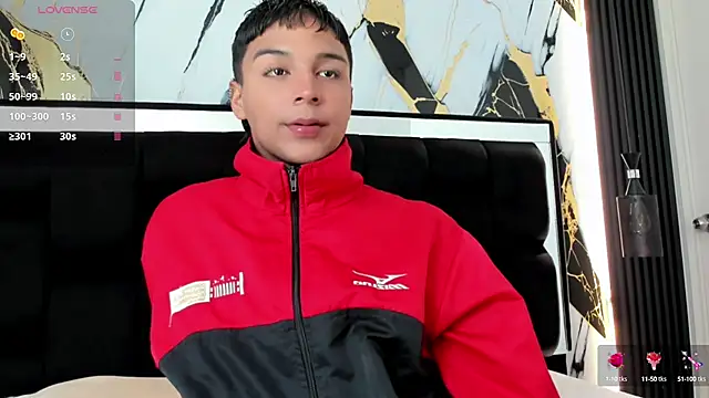 Snapshot of Seductivo_jr chatting on October 8, 4:21 am Seductivo jr online show from October 8, 4:21 am