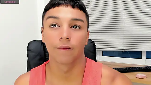 Snapshot of Seductivo_jr chatting on December 4, 4:22 am Seductivo jr online show from December 4, 4:22 am