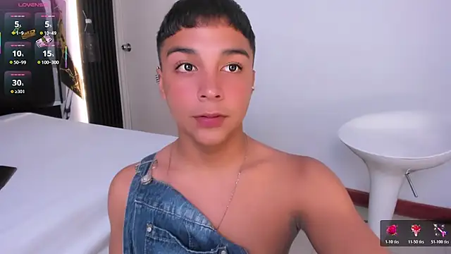 Snapshot of Seductivo_jr chatting on May 15, 8:49 pm Seductivo jr online show from May 15, 8:49 pm