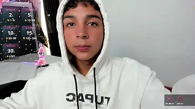 Snapshot of Seductivo_jr chatting on May 29, 6:11 am Seductivo jr online show from May 29, 6:11 am