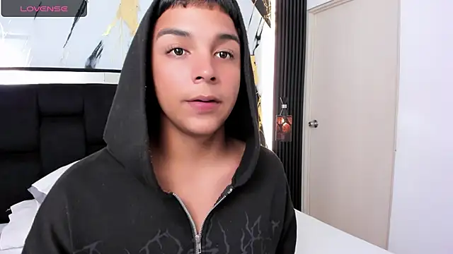 Snapshot of Seductivo_jr chatting on June 24, 4:44 am Seductivo jr online show from June 24, 4:44 am