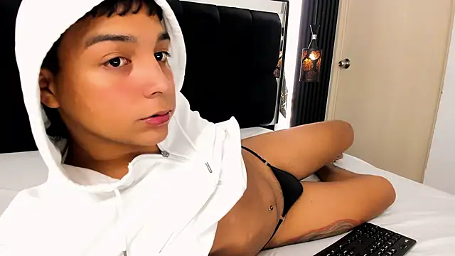 Snapshot of Seductivo_jr chatting on July 26, 8:21 am Seductivo jr online show from July 26, 8:21 am