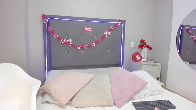 emma lye online show from April 8, 8:42 pm