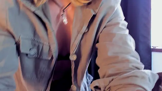 riley colors online show from February 18, 8:25 pm