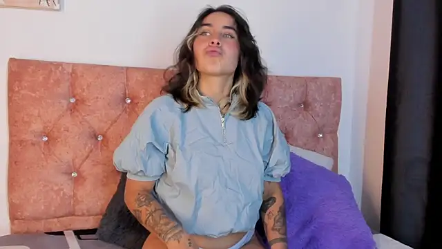 riley colors online show from March 4, 8:49 pm