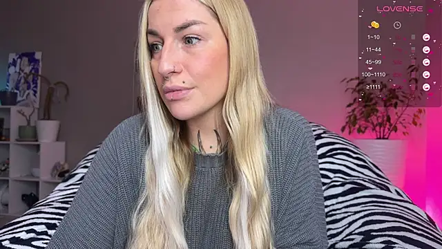 Snapshot of Tanya_Acid chatting on December 3, 3:21 pm Tanya Acid online show from December 3, 3:21 pm