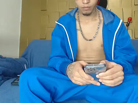 Snapshot of latinboydig chatting on February 12, 2:35 am latinboydig online show from February 12, 2:35 am