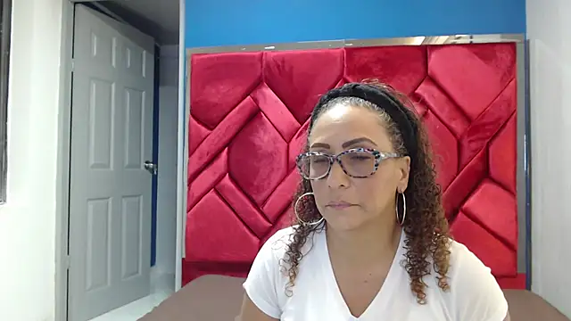 EvaMills1 online show from February 12, 7:45 pm