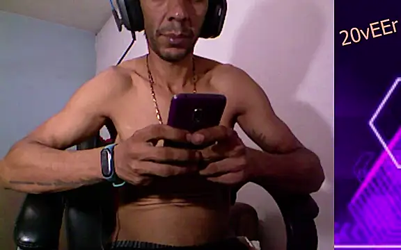 Snapshot of 20vEEr chatting on March 9, 9:25 pm 20vEEr online show from March 9, 9:25 pm