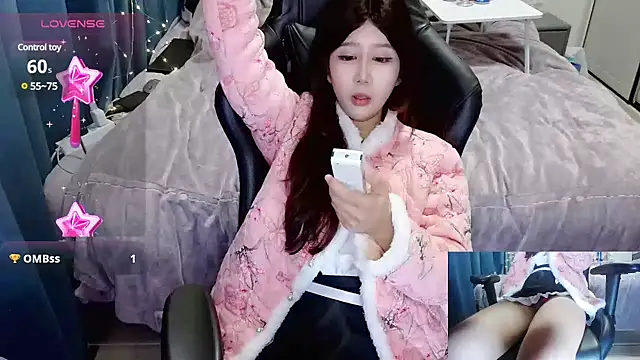 Snapshot of Angelababy001 chatting on December 12, 2:33 pm Angelababy001 online show from December 12, 2:33 pm