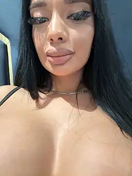 Snapshot of amirahylerr chatting on December 8, 10:47 pm amirahylerr online show from December 8, 10:47 pm