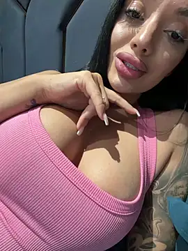 Snapshot of amirahylerr chatting on June 7, 6:44 pm amirahylerr online show from June 7, 6:44 pm