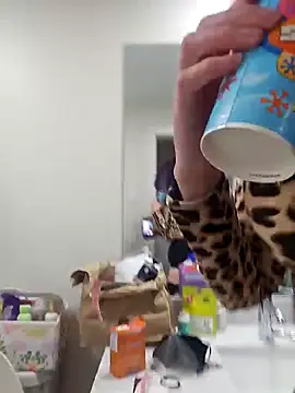 Snapshot of erinSmiles chatting on November 7, 5:51 am erinSmiles online show from November 7, 5:51 am