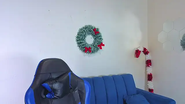 Snapshot of Demitryo chatting on December 17, 4:18 am Demitryo online show from December 17, 4:18 am