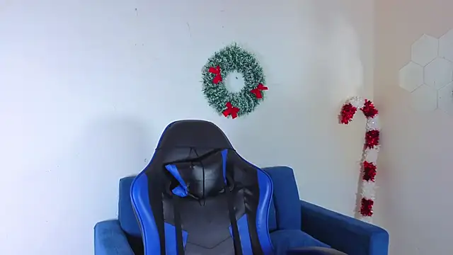 Snapshot of Demitryo chatting on December 19, 5:25 am Demitryo online show from December 19, 5:25 am