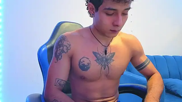 Snapshot of Demitryo chatting on January 6, 4:05 am Demitryo online show from January 6, 4:05 am