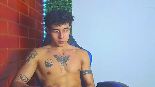 Snapshot of Demitryo chatting on February 19, 6:42 am Demitryo online show from February 19, 6:42 am