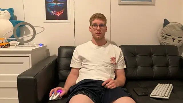 Snapshot of BlueEyedTallGuy94 chatting on December 17, 4:56 am BlueEyedTallGuy94 online show from December 17, 4:56 am