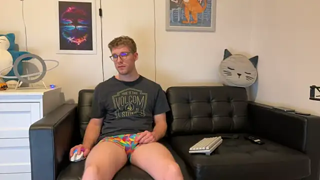 Snapshot of BlueEyedTallGuy94 chatting on December 22, 6:17 am BlueEyedTallGuy94 online show from December 22, 6:17 am