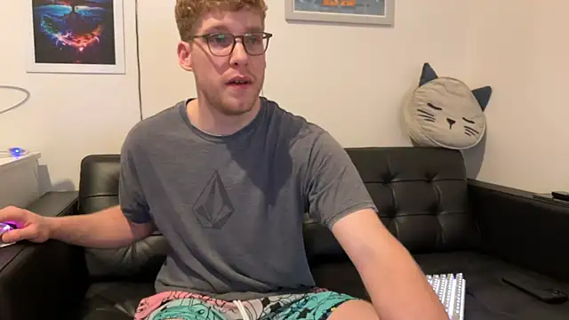 Snapshot of BlueEyedTallGuy94 chatting on December 23, 2:13 am BlueEyedTallGuy94 online show from December 23, 2:13 am