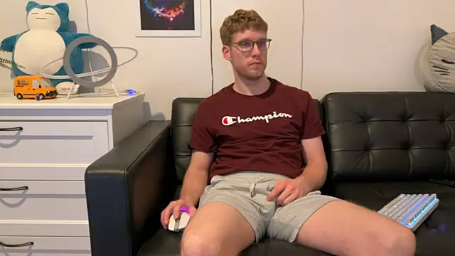 Snapshot of BlueEyedTallGuy94 chatting on January 8, 4:44 am BlueEyedTallGuy94 online show from January 8, 4:44 am