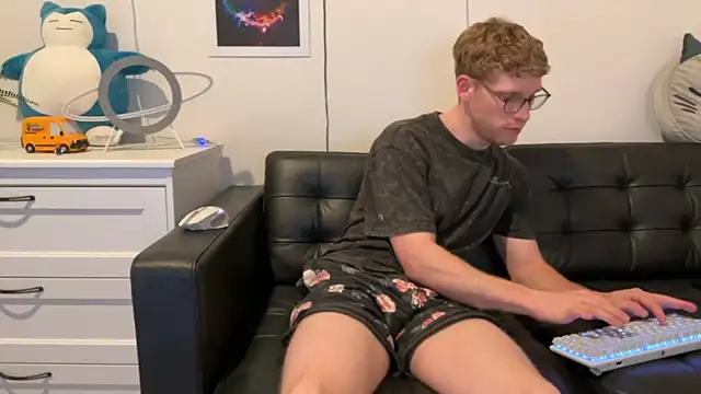 Snapshot of BlueEyedTallGuy94 chatting on January 9, 4:52 am BlueEyedTallGuy94 online show from January 9, 4:52 am