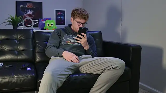 Snapshot of BlueEyedTallGuy94 chatting on October 11, 8:40 pm BlueEyedTallGuy94 online show from October 11, 8:40 pm