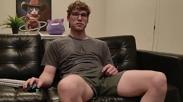 Snapshot of BlueEyedTallGuy94 chatting on October 31, 2:12 am BlueEyedTallGuy94 online show from October 31, 2:12 am