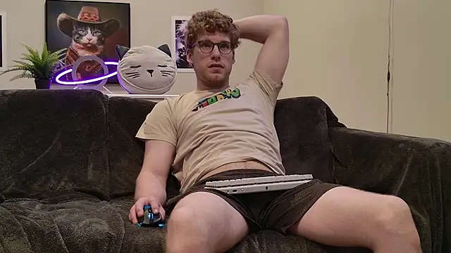 Snapshot of BlueEyedTallGuy94 chatting on November 1, 6:43 pm BlueEyedTallGuy94 online show from November 1, 6:43 pm