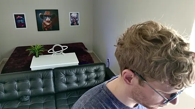Snapshot of BlueEyedTallGuy94 chatting on March 16, 9:19 pm BlueEyedTallGuy94 online show from March 16, 9:19 pm