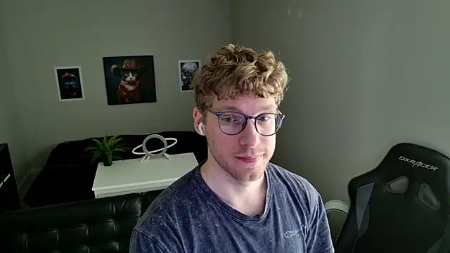 Snapshot of BlueEyedTallGuy94 chatting on March 25, 9:21 pm BlueEyedTallGuy94 online show from March 25, 9:21 pm