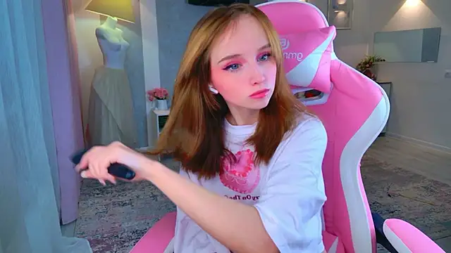 b4by LoL1 online show from December 3, 11:30 am