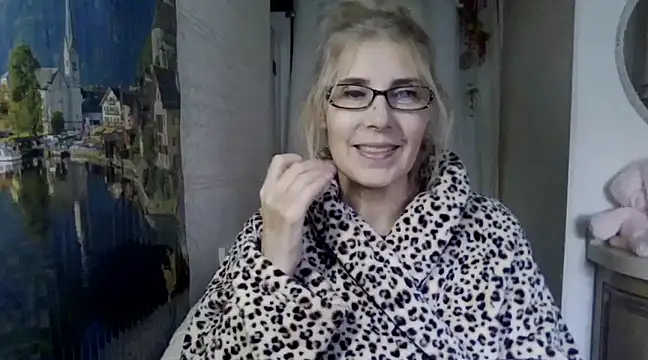 Snapshot of sweet_raspberry chatting on February 18, 2:27 pm sweet raspberry online show from February 18, 2:27 pm