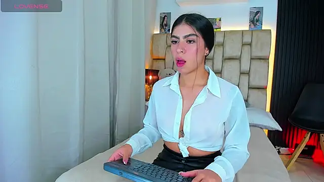 Snapshot of little_sophie18 chatting on February 25, 7:23 pm little sophie18 online show from February 25, 7:23 pm