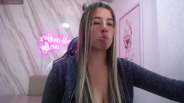 Snapshot of Valerie_b chatting on February 18, 6:15 am Valerie b online show from February 18, 6:15 am