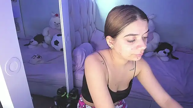 Snapshot of KittyKlum chatting on December 16, 4:01 pm KittyKlum online show from December 16, 4:01 pm