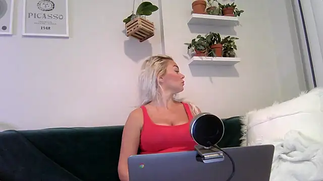 Snapshot of badblondebunny chatting on December 16, 1:21 am badblondebunny online show from December 16, 1:21 am