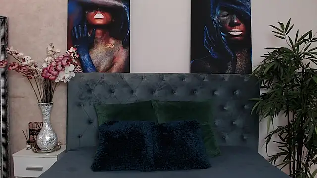 MissJuliax online show from January 13, 7:00 am