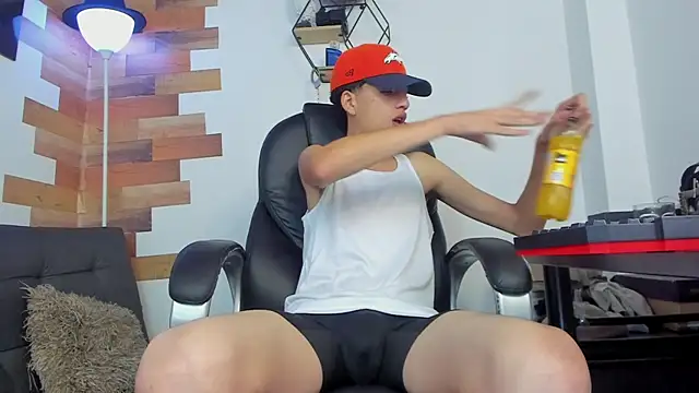 Snapshot of Kenbils chatting on January 3, 3:01 pm Kenbils online show from January 3, 3:01 pm